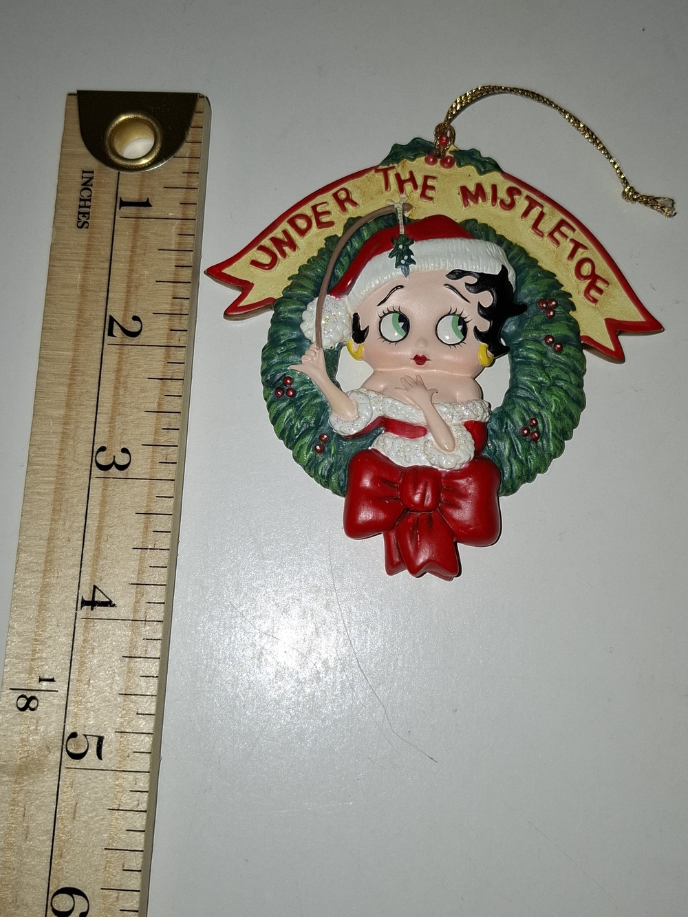 Betty Boop Red Green White Christmas Wreath "Under the Mistletoe" Ornament - Picture 4 of 5
